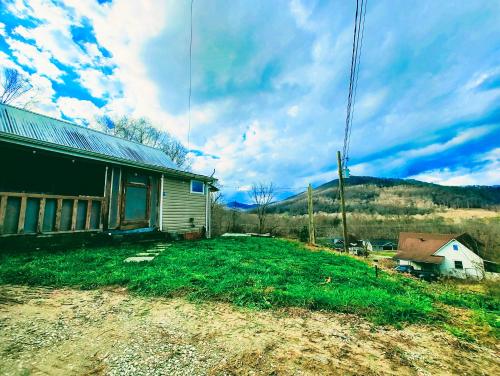Small Town Mountain Side Home Close to Nature and Parks in Jellico (TN)