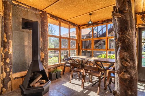 餐廳, Pucón REC-Lodge Cabañas Las Bandurrias (Pucon REC-Lodge Cabanas Las Bandurrias) in 坎德拉里亞