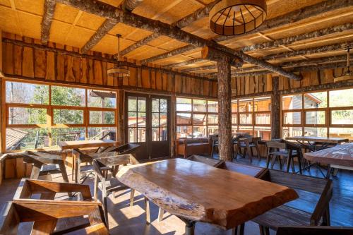餐廳, Pucón REC-Lodge Cabañas Las Bandurrias (Pucon REC-Lodge Cabanas Las Bandurrias) in 坎德拉里亞