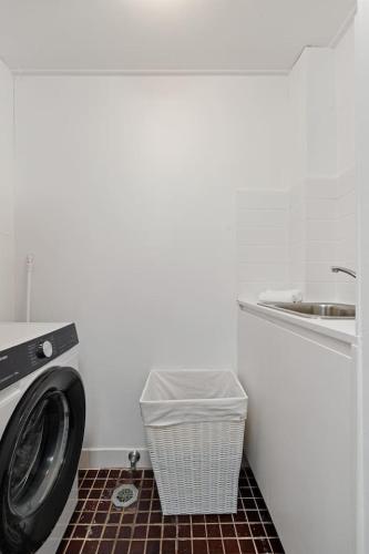 Spacious Bondi Studio With Large Private Terrace - image 10