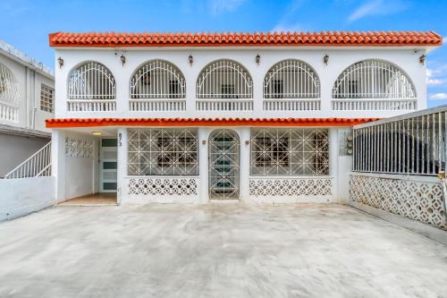 Exterior view, Family-Friendly Home for 5 Near Airport & Beaches in Carolina