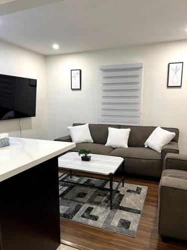 Cozy 2-Bed with Kitchen and Patio in Midtown Toronto – khách sạn tại York