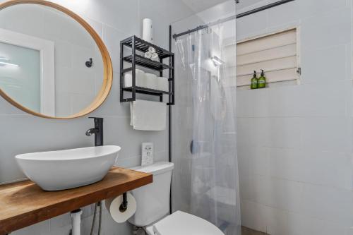 Shower, Family-Friendly Home for 5 Near Airport & Beaches in Carolina