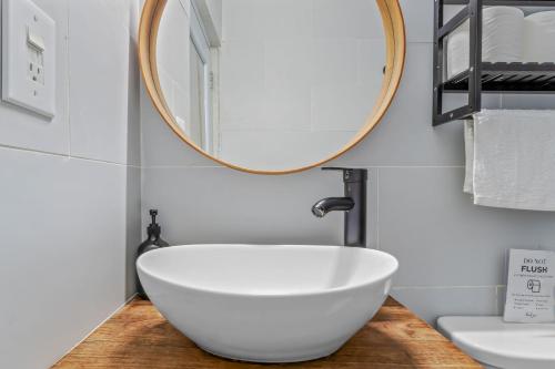 Bathroom, Family-Friendly Home for 5 Near Airport & Beaches in Carolina