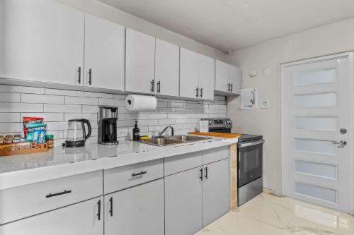 Mutfak, Family-Friendly Home for 5 Near Airport & Beaches in Carolina