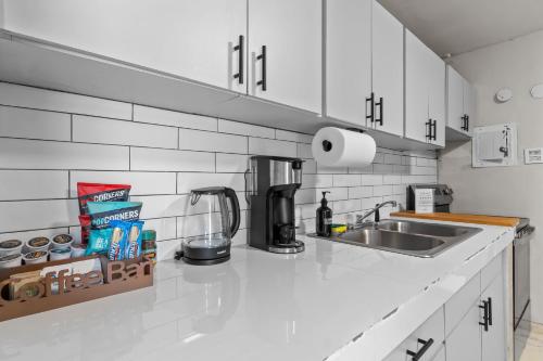 Mutfak, Family-Friendly Home for 5 Near Airport & Beaches in Carolina