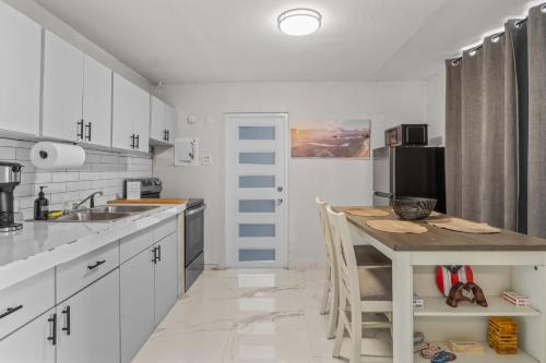 Mutfak, Family-Friendly Home for 5 Near Airport & Beaches in Carolina