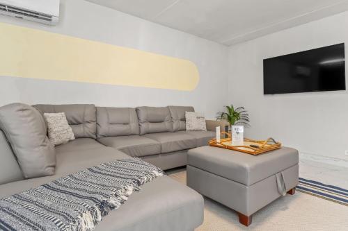 Shared lounge/TV area, Family-Friendly Home for 5 Near Airport & Beaches in Carolina