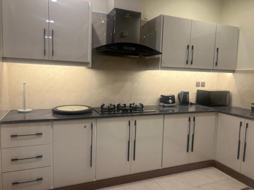 Executive Furnished 1-Bedroom Apartment Near Giga Mall ! City View Zeta Mall - image 10