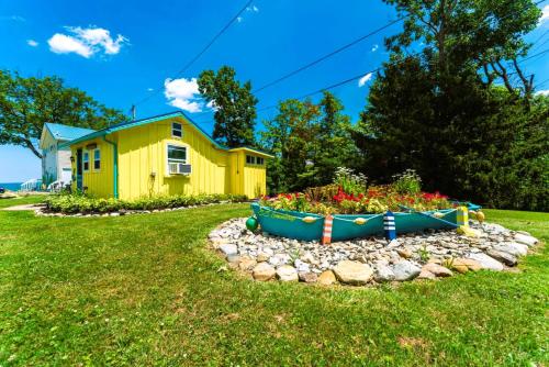 LemonDrop Lake-Front Cottage in Madison, USA