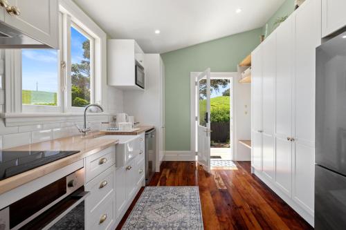 virtuve, The School Teachers House Historic Cottage in Lake Puketi