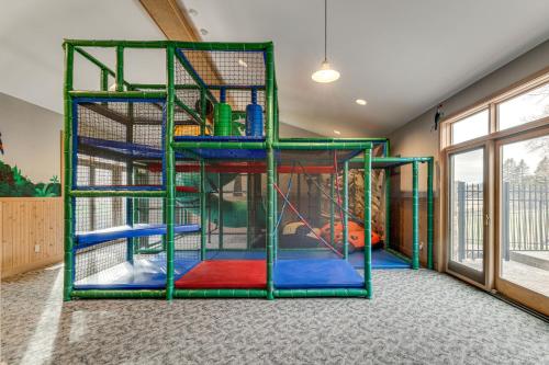 Ultimate Long Lake Getaway: Indoor Pool & Hot Tub in Медіна