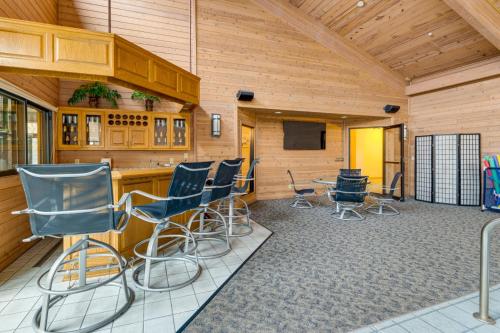 Ultimate Long Lake Getaway: Indoor Pool & Hot Tub in Медіна
