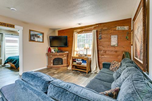 . 1 Mi to Lake Arbutus Pet-Friendly Home, Fire Pit