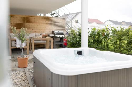 Karstais baseins, FeWo Martini- mit Whirlpool,Terrasse und Albcard in Hohenstein (Reutlingen)
