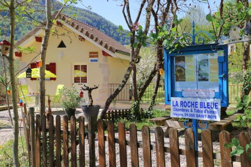 บริการและสิ่งอำนวยความสะดวก, La Roche Bleue in เปริเออ