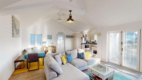 Skylark, The Bay, 2 bedrooms with ensuites, parking for 2 cars with EV point, 2 dogs welcome, Filey