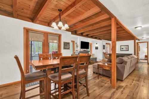 Otter Hot Tub Retreat Near SHARC - image 3