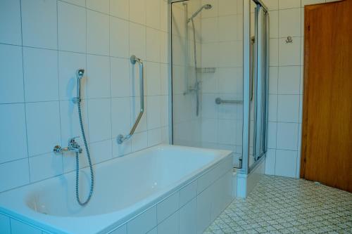 Zuhanyzó, Ferienwohnung Mosella in Enkirch