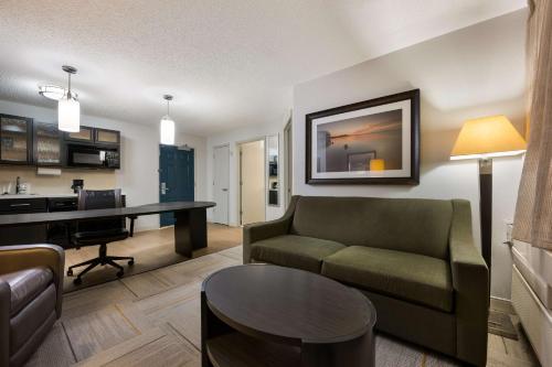 Sonesta Simply Suites Huntsville - image 12