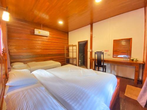1 king bed, 1 twin bed