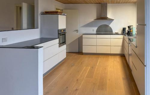 virtuve, Awesome Home In Thisted With House Sea View in Vester Jolby