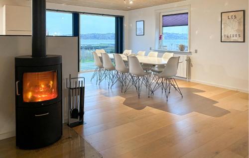 virtuve, Awesome Home In Thisted With House Sea View in Vester Jolby