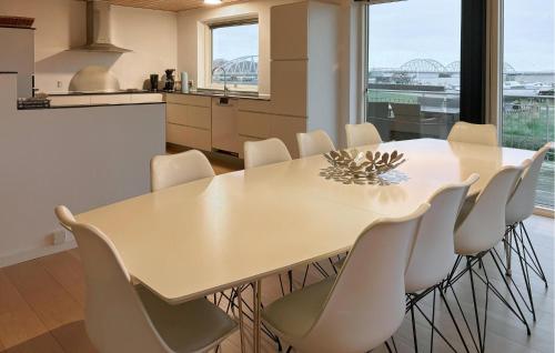 virtuve, Awesome Home In Thisted With House Sea View in Vester Jolby