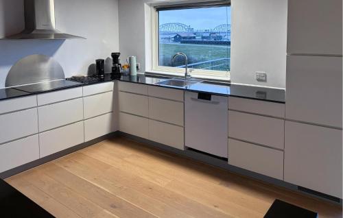 virtuve, Awesome Home In Thisted With House Sea View in Vester Jolby