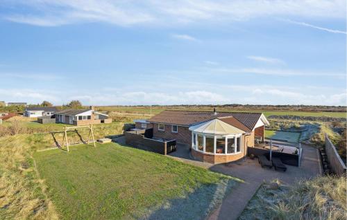 Amazing Home In Ringkøbing With Sauna – khách sạn tại Kryle