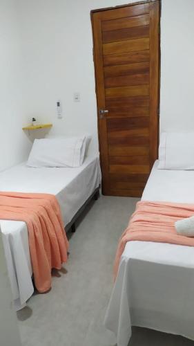 2 twin beds