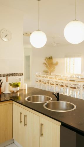 Seednest 7 bedroom beach house Pool &Game Room in Playa Kewarra