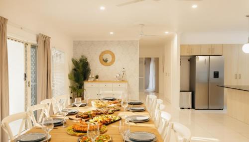 Seednest 7 bedroom beach house Pool &Game Room in Playa Kewarra