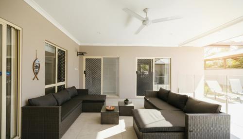 Seednest 7 bedroom beach house Pool &Game Room in Playa Kewarra