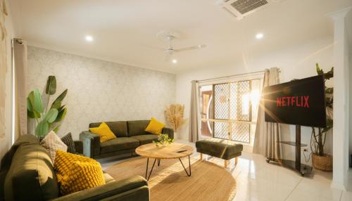 Seednest 7 bedroom beach house Pool &Game Room in Playa Kewarra