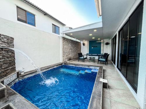 Piscina con Bbq en Villa privada cerca de centros comerciales con 3 habitaciones, 5 Camas, seguridad 24-7 — other in Calle sin nombre X47P+3P, Samborondón, Bellavista Ecuador, 091910