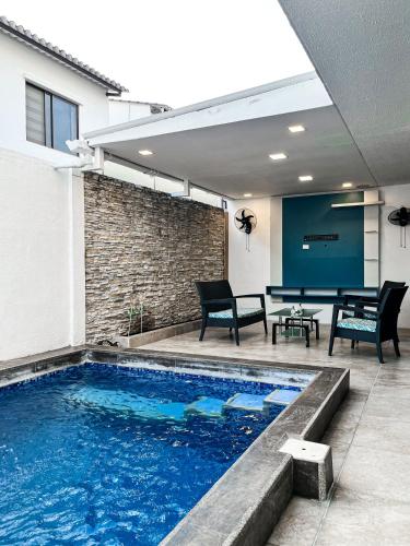 Piscina con Bbq en Villa privada cerca de centros comerciales con 3 habitaciones, 5 Camas, seguridad in La Aurora