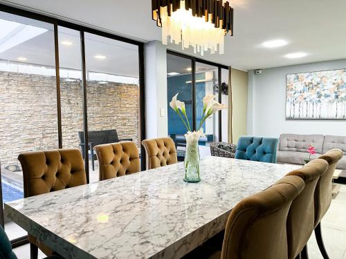 Piscina con Bbq en Villa privada cerca de centros comerciales con 3 habitaciones, 5 Camas, seguridad in La Aurora