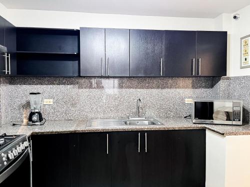 Piscina con Bbq en Villa privada cerca de centros comerciales con 3 habitaciones, 5 Camas, seguridad in La Aurora