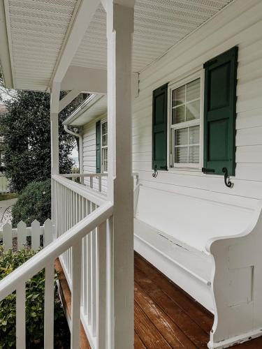 Waterfront Cottage Getaway Views, Kayaks, Fire Pit in Irvington (VA)
