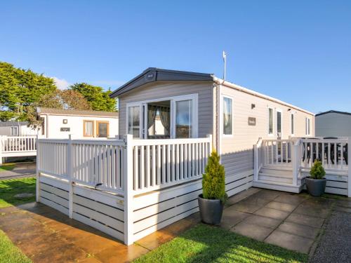 Exterior view, Eden Way 47 in Par
