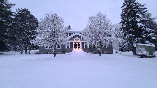 邦妮景旅馆 (Bonnie View Inn) in 哈利伯顿(ON)