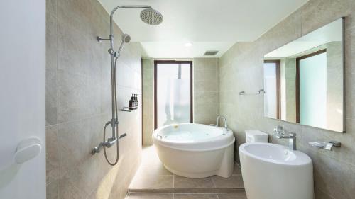 room detail thumbnail 2