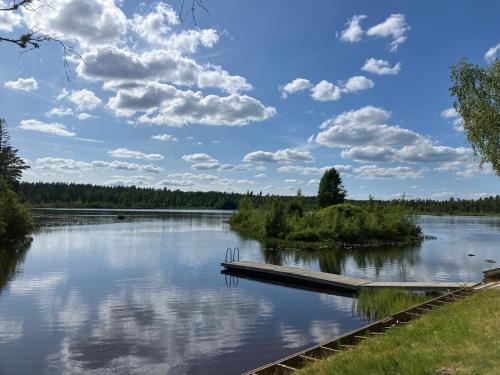 Idyllic vacation home with lakeview in Grönskåra