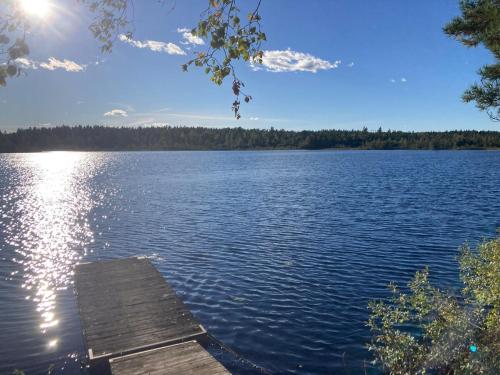 Idyllic vacation home with lakeview in Grönskåra