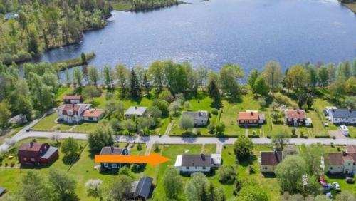 Idyllic vacation home with lakeview in Grönskåra