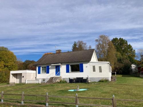 Idyllic vacation home with lakeview in Grönskåra