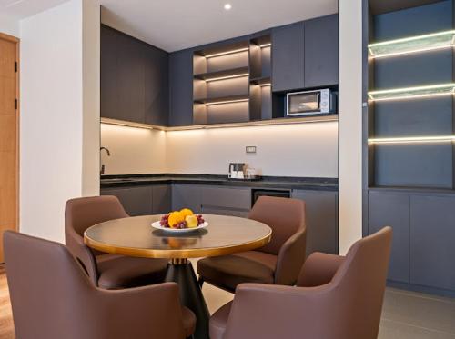 Tesis özellikleri, Bamus Sarovar Portico Kampala in Kampala