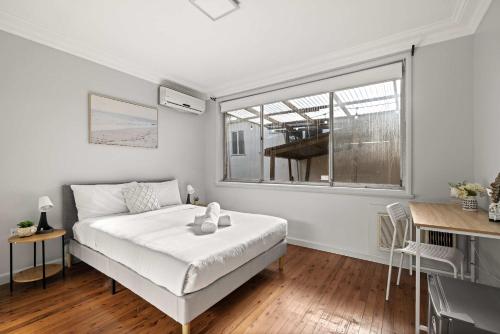 Light & Simple Double Room - Peakhurst Area - Shared Bathroom in Hurstville