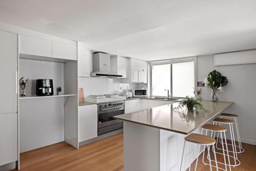 Dapur, Light & Simple Double Room - Peakhurst Area - Shared Bathroom in Hurstville